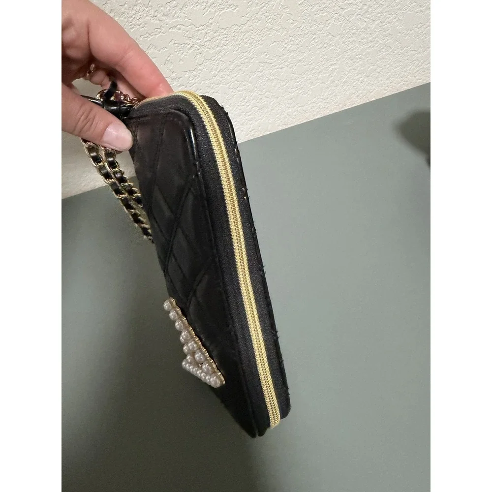 CLAIRE'S QUILTED FAUX LEATHER‎ PEARL INITIAL 